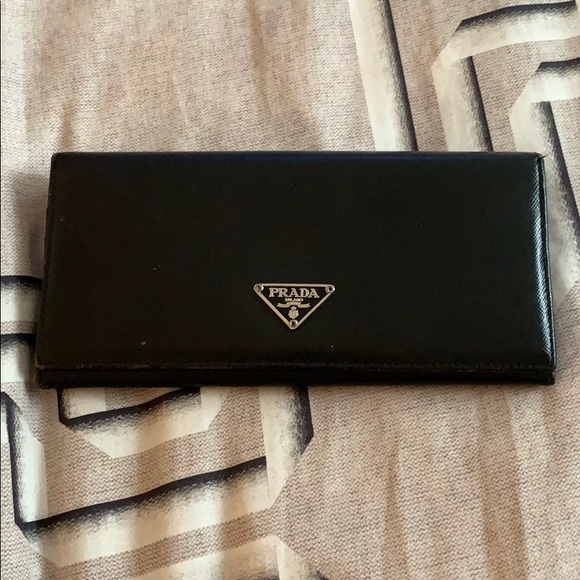 Preowned 100% Authentic Prada Wallet - Picture 1 of 9